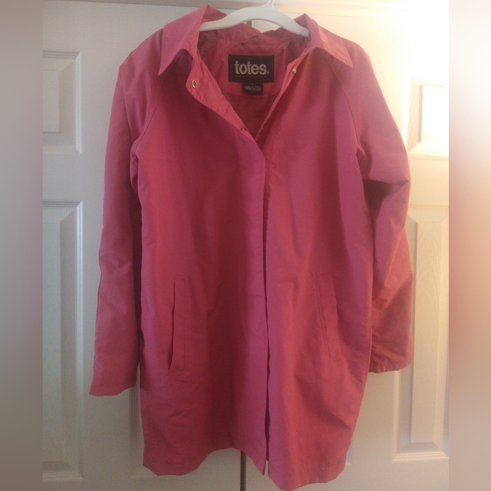 Women's Isotoner Tote Raincoat,Pink Size LG, Hood snaps on. Button Down